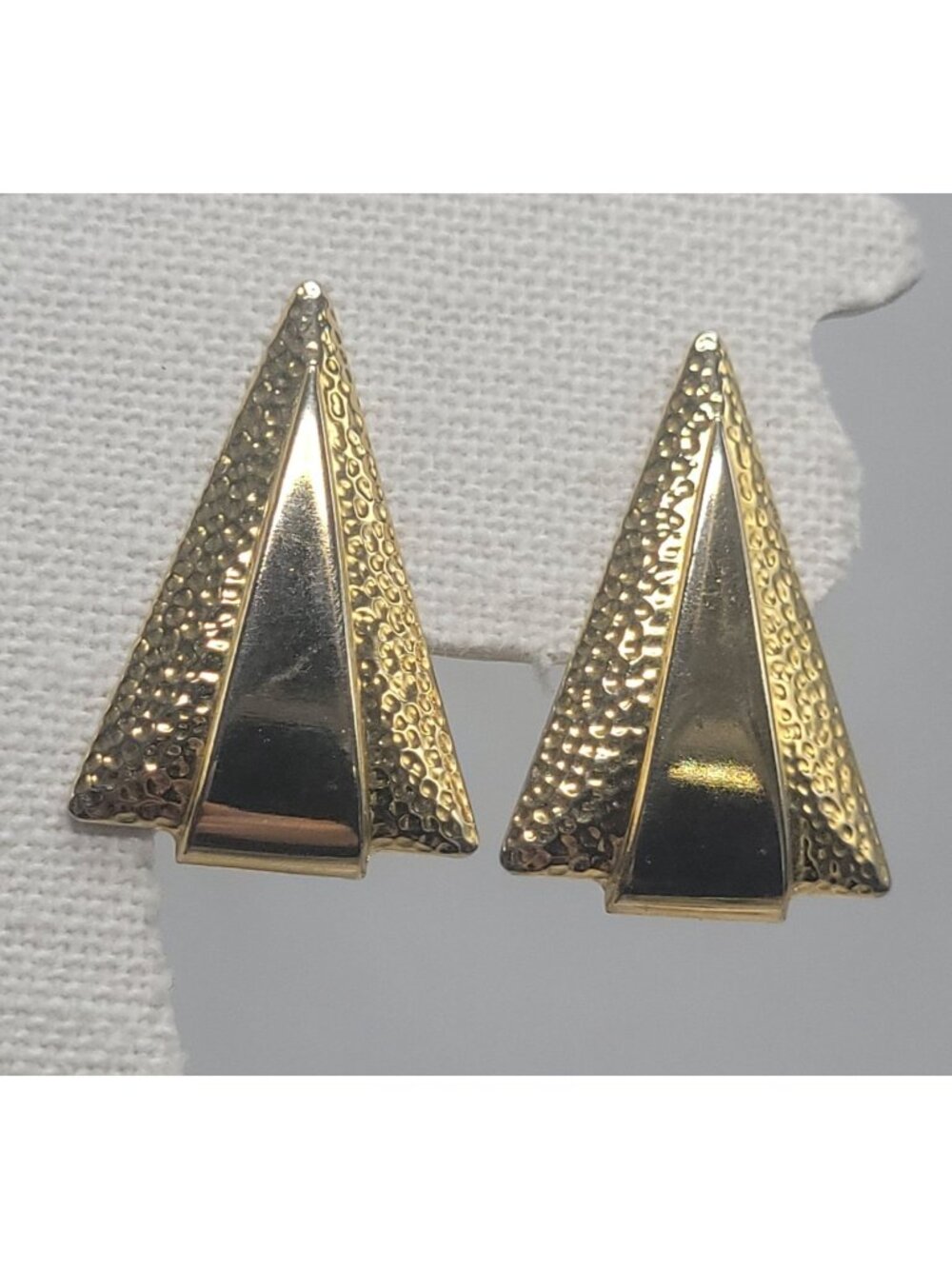 Vtg Gold-Tone Textured Pyramid Clip-On Earrings With Hammered Detailing Triangle